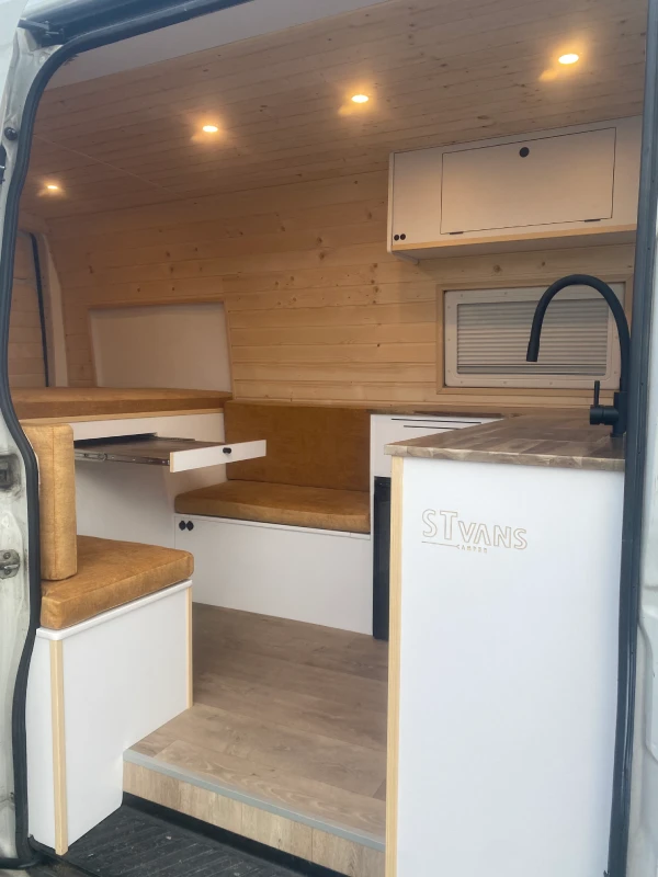 Imagen del interior de una de las camperizaciones de stvans